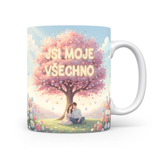 Hrnek s motivem zamilovaného páru pod stromem srdcí.