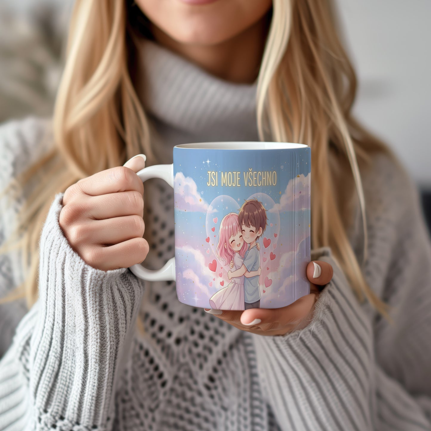 Hrnek s motivem objímajícího se páru a srdcí na pastelovém pozadí.