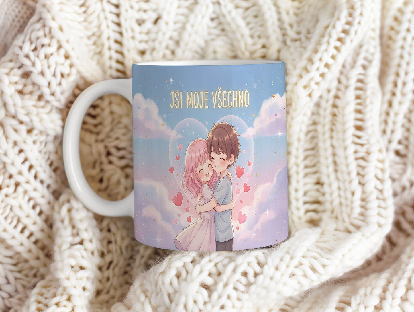 Hrnek s motivem objímajícího se páru a srdcí na pastelovém pozadí.