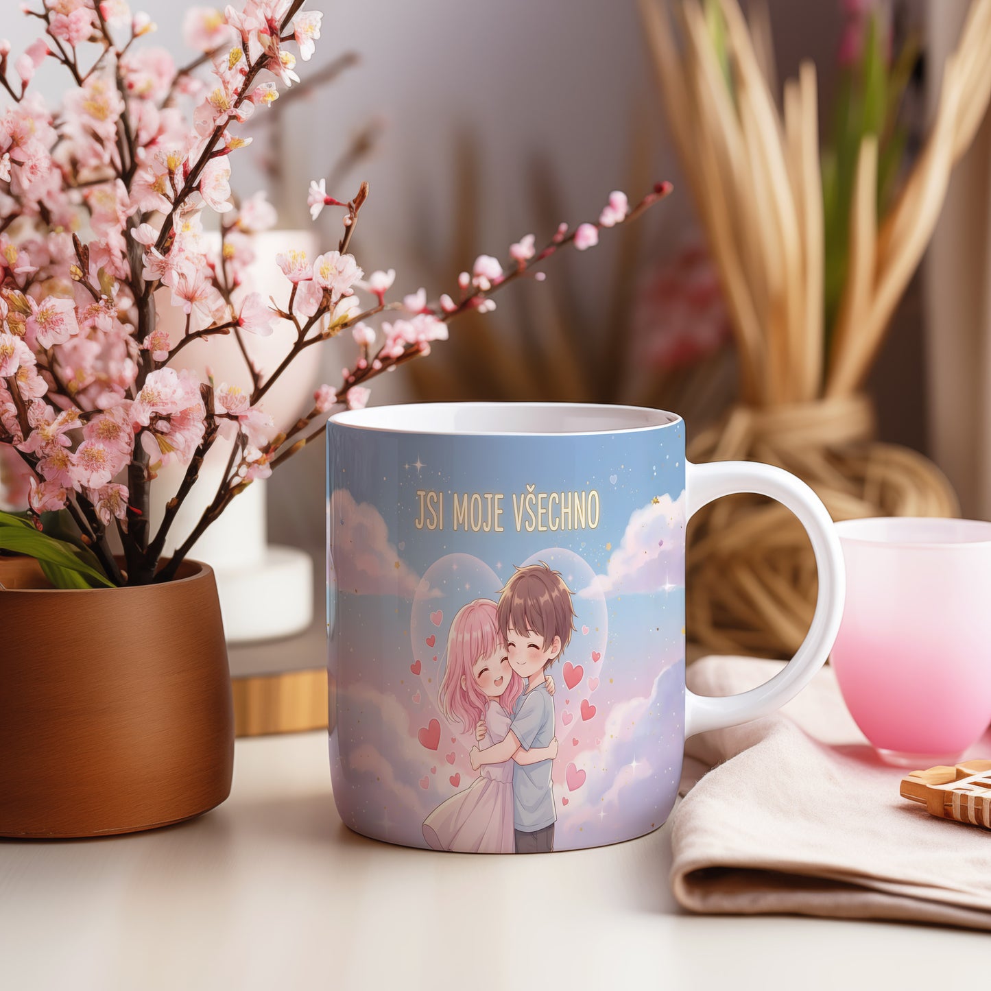 Hrnek s motivem objímajícího se páru a srdcí na pastelovém pozadí.
