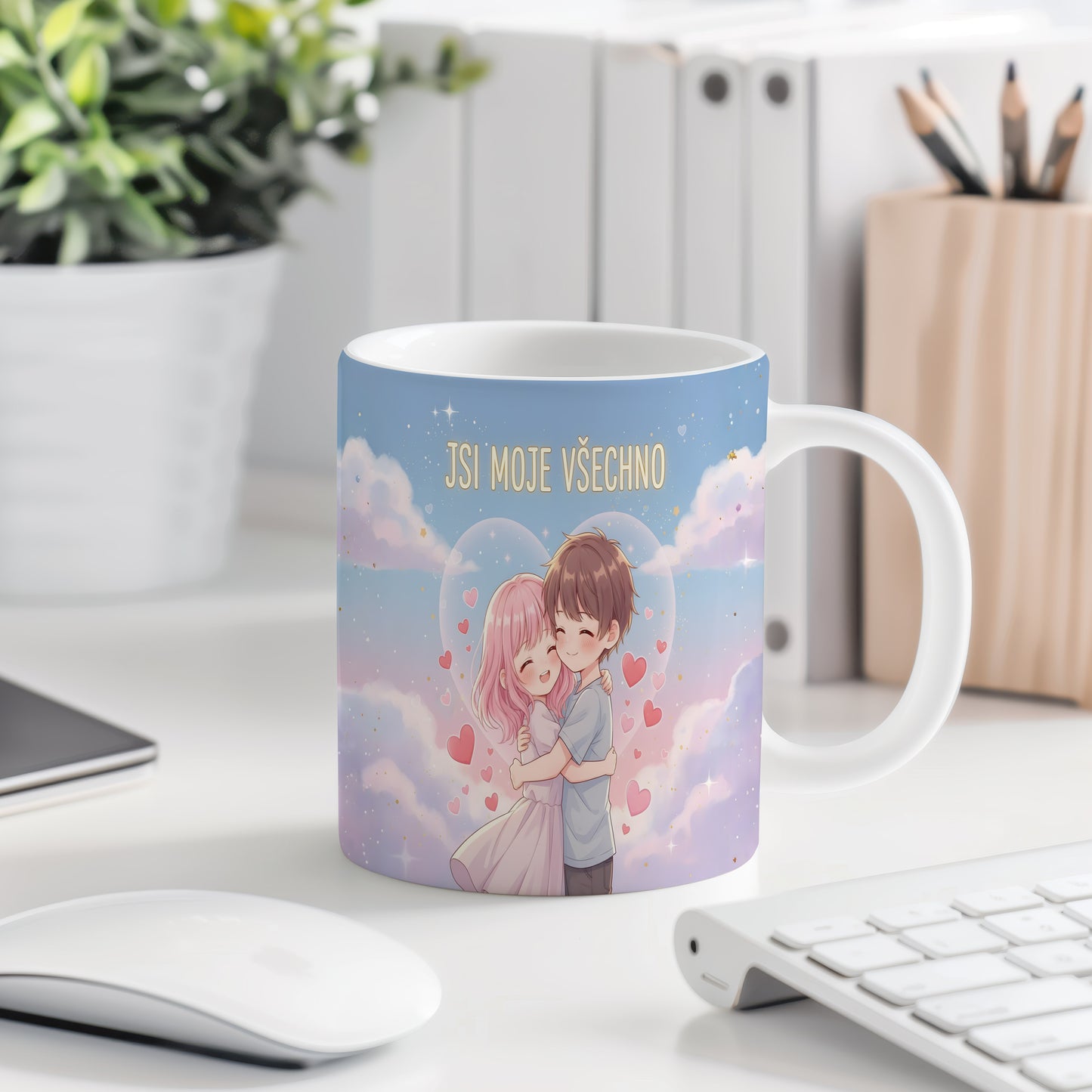 Hrnek s motivem objímajícího se páru a srdcí na pastelovém pozadí.