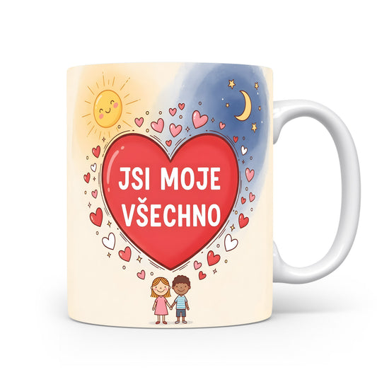 Hrnek s červeným srdcem a nápisem 'JSI MOJE VŠECHNO' na pastelovém pozadí.