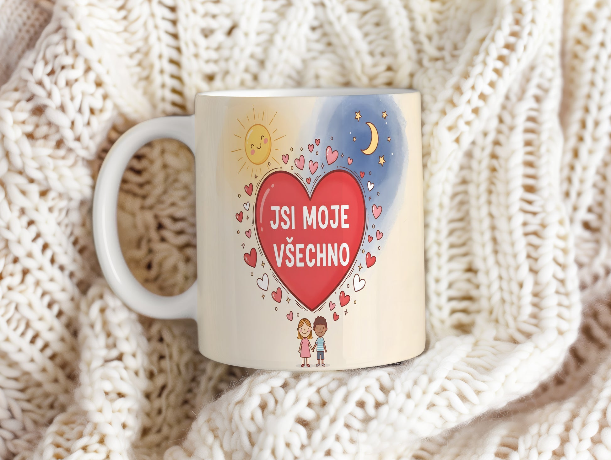 Hrnek s červeným srdcem a nápisem 'JSI MOJE VŠECHNO' na pastelovém pozadí.