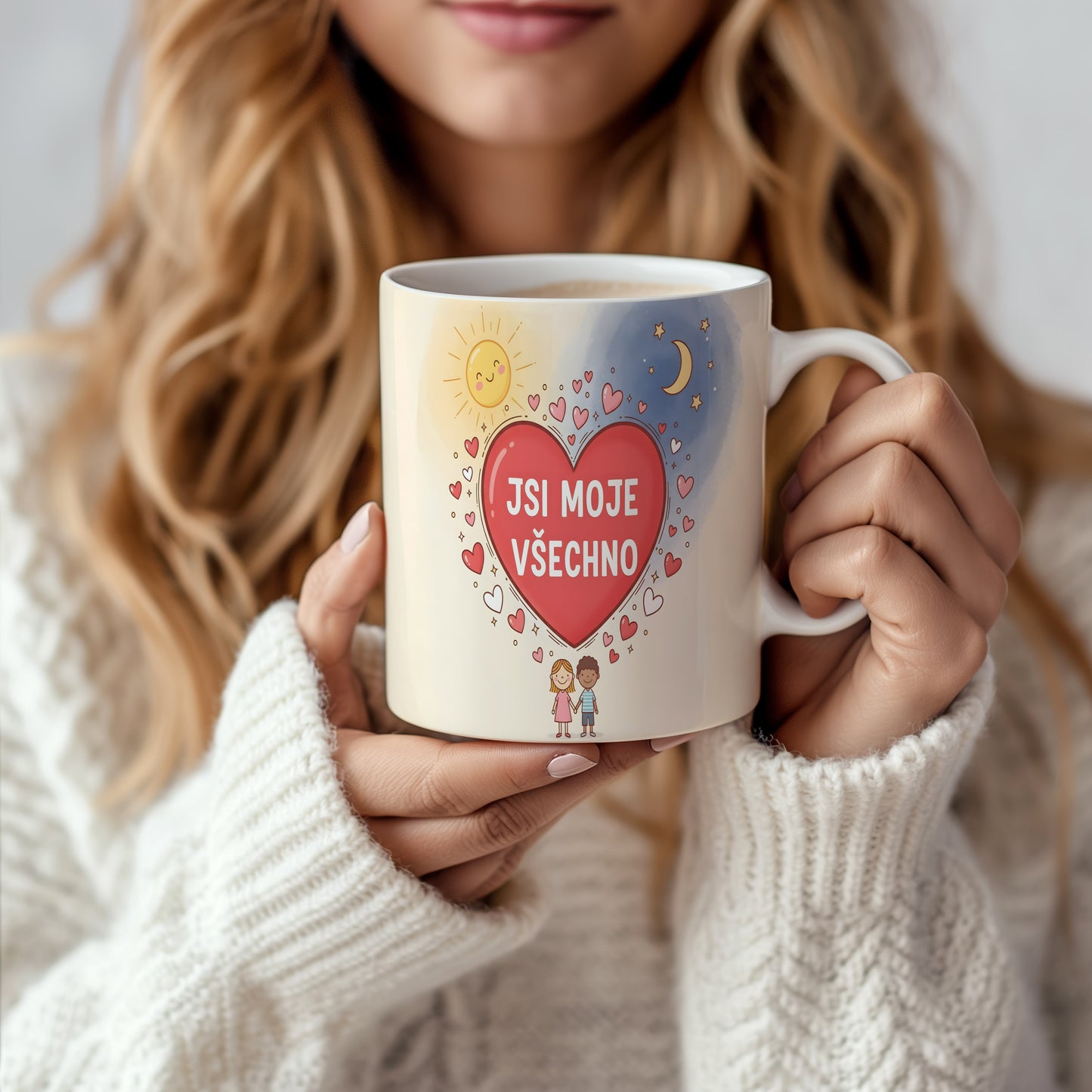 Hrnek s červeným srdcem a nápisem 'JSI MOJE VŠECHNO' na pastelovém pozadí.