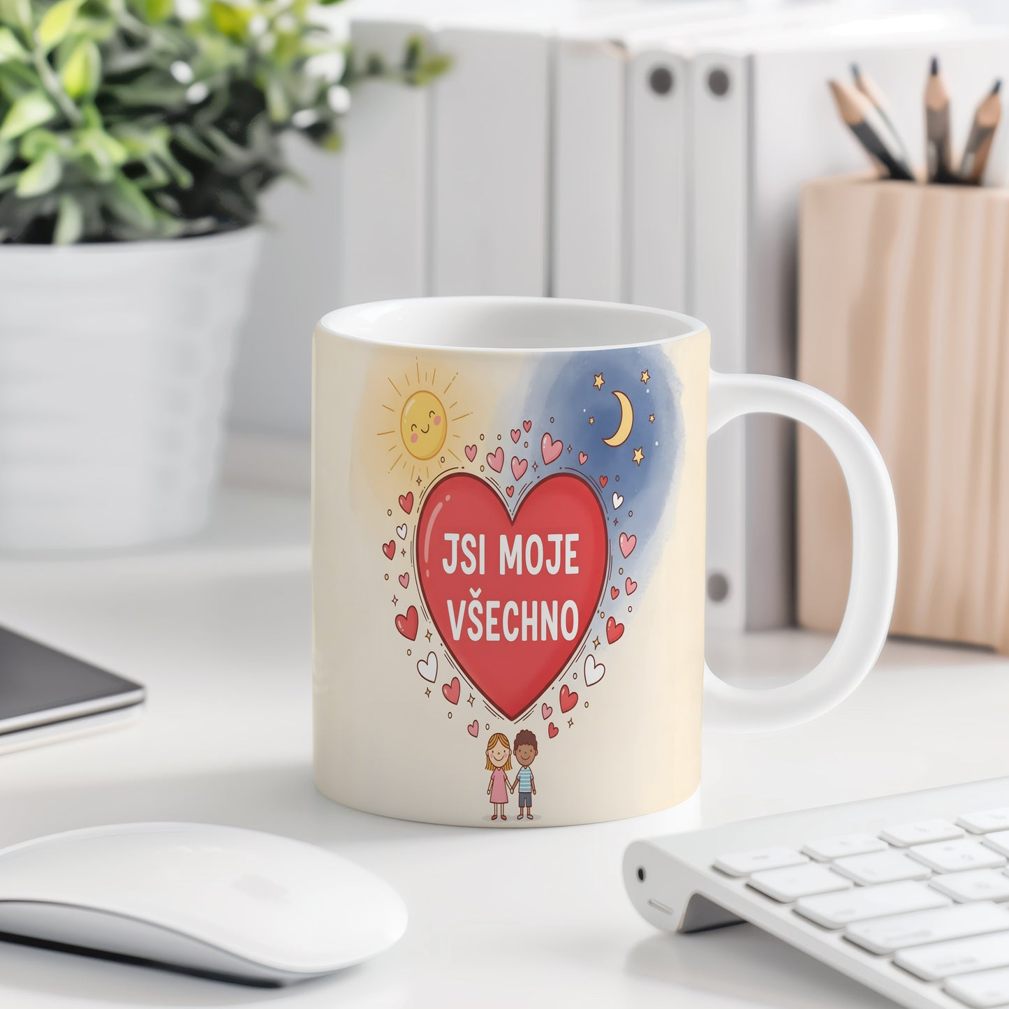 Hrnek s červeným srdcem a nápisem 'JSI MOJE VŠECHNO' na pastelovém pozadí.