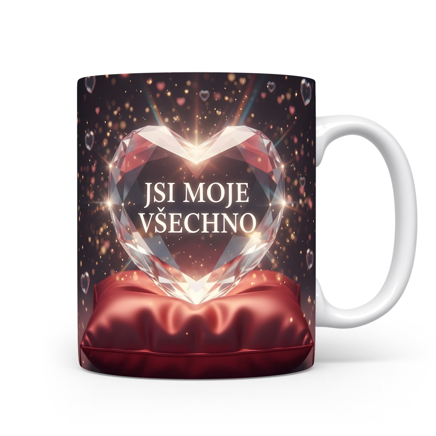 Hrnek s diamantovým srdcem a nápisem JSI MOJE VŠECHNO na temném pozadí.