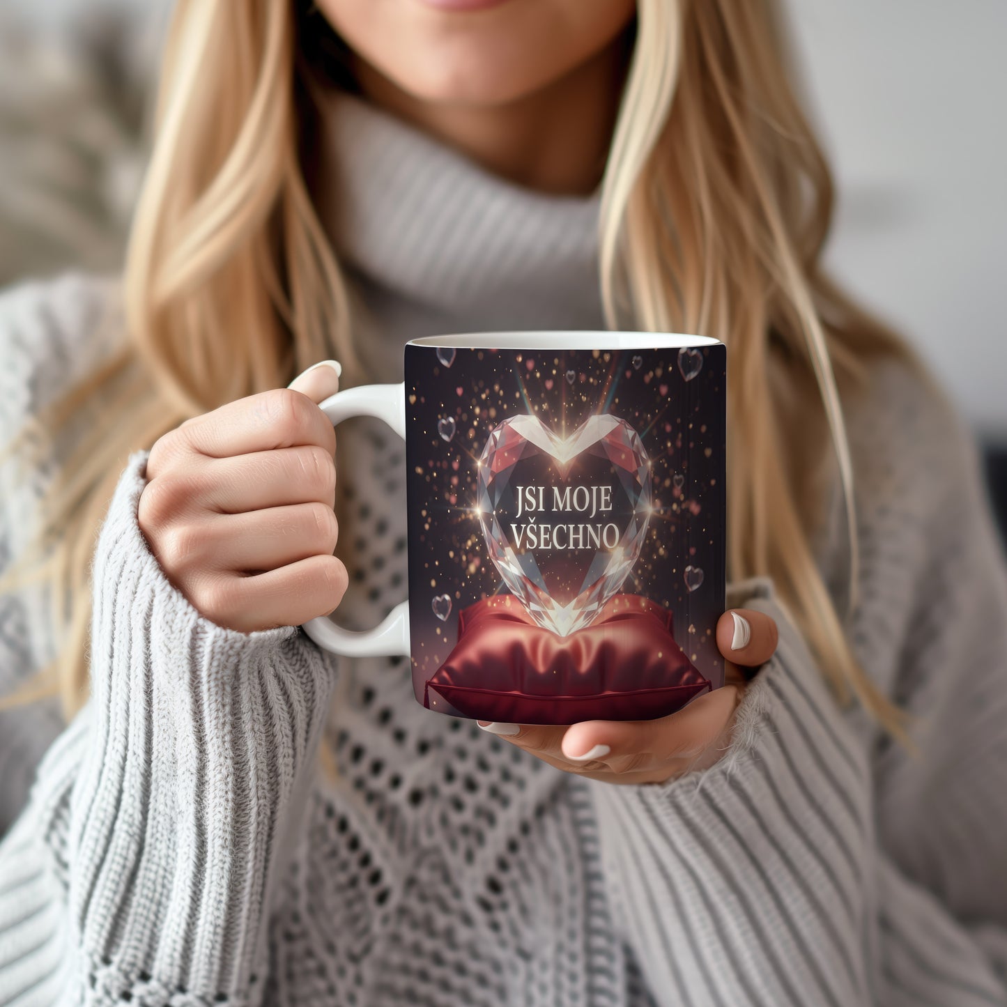 Hrnek s diamantovým srdcem a nápisem JSI MOJE VŠECHNO na temném pozadí.