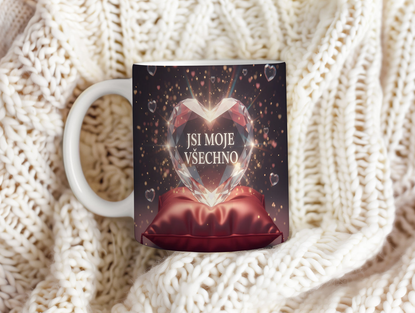 Hrnek s diamantovým srdcem a nápisem JSI MOJE VŠECHNO na temném pozadí.