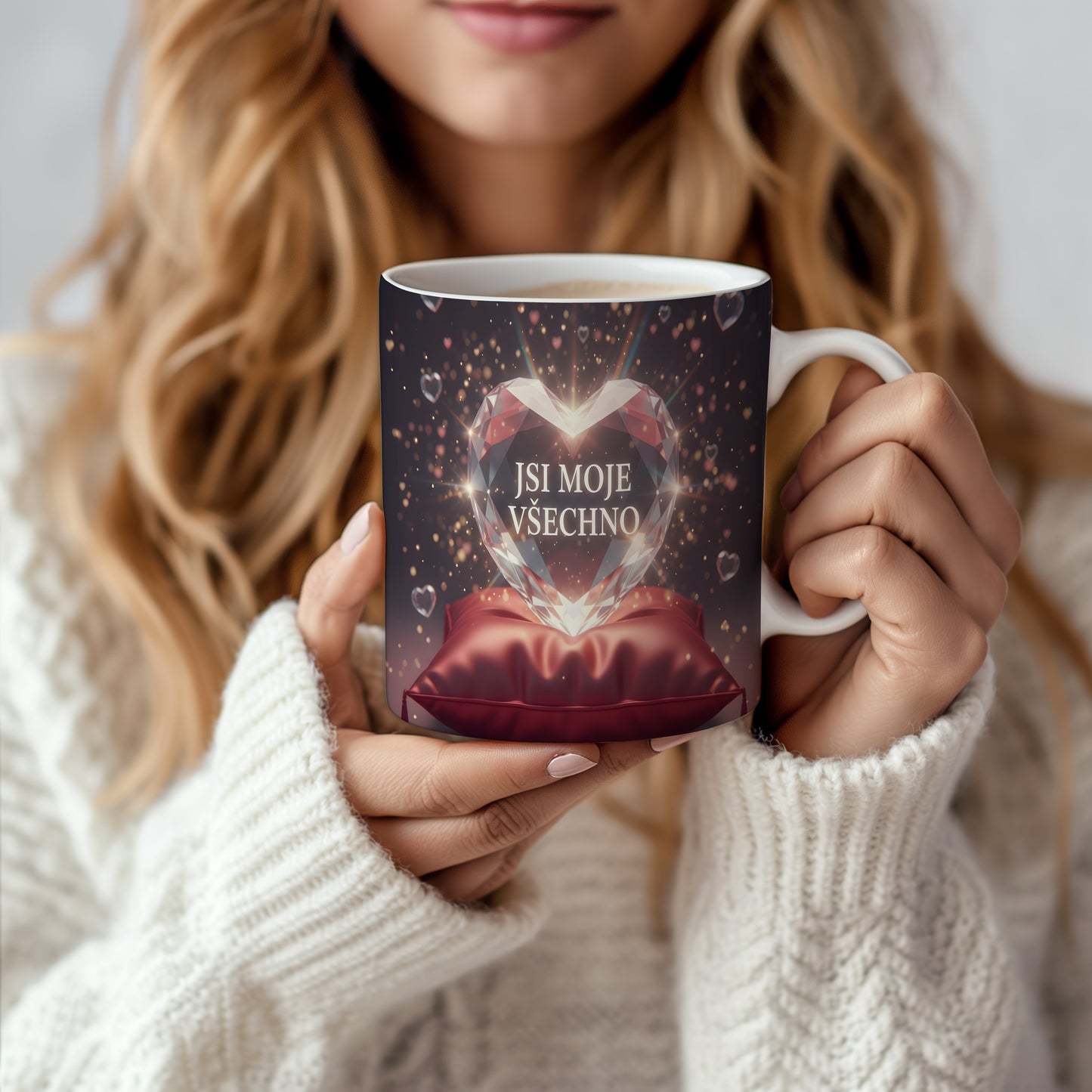 Hrnek s diamantovým srdcem a nápisem JSI MOJE VŠECHNO na temném pozadí.