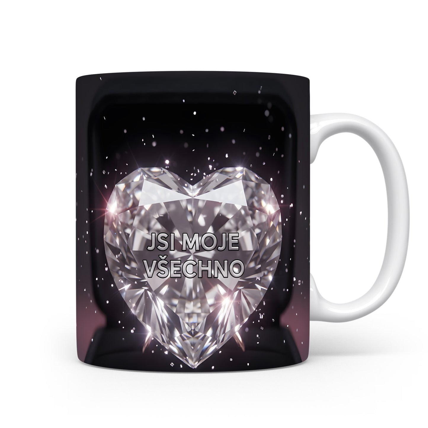 Hrnek s diamantovým srdcem a nápisem JSI MOJE VŠECHNO na černém pozadí.