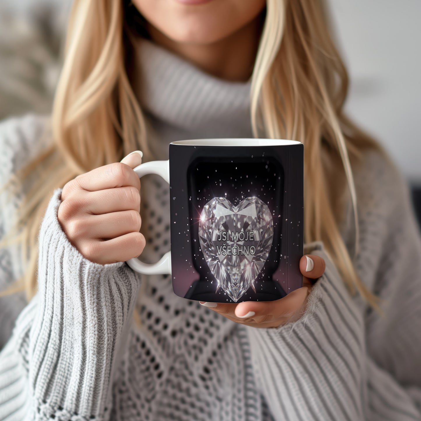 Hrnek s diamantovým srdcem a nápisem JSI MOJE VŠECHNO na černém pozadí.