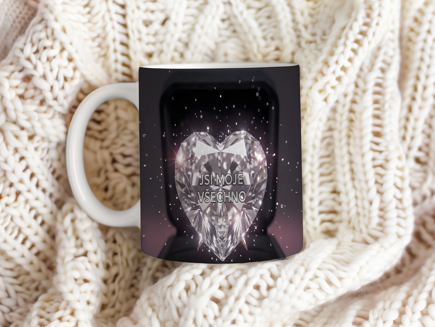 Hrnek s diamantovým srdcem a nápisem JSI MOJE VŠECHNO na černém pozadí.