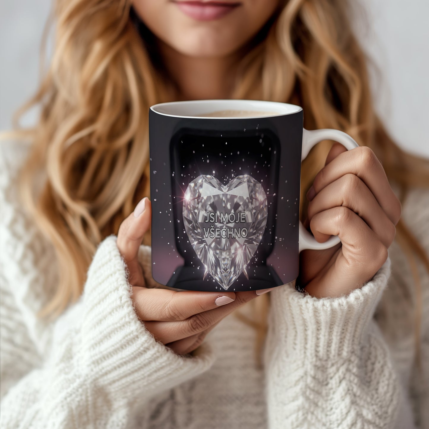 Hrnek s diamantovým srdcem a nápisem JSI MOJE VŠECHNO na černém pozadí.