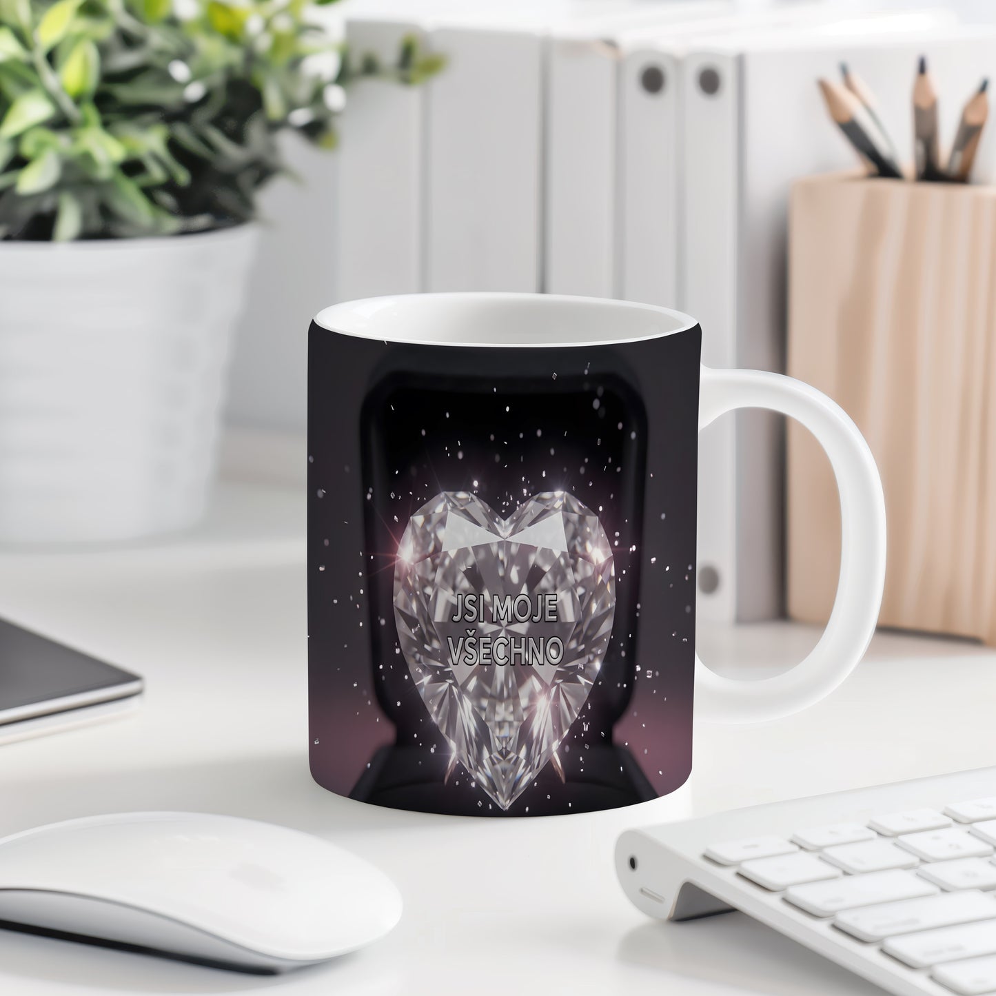 Hrnek s diamantovým srdcem a nápisem JSI MOJE VŠECHNO na černém pozadí.