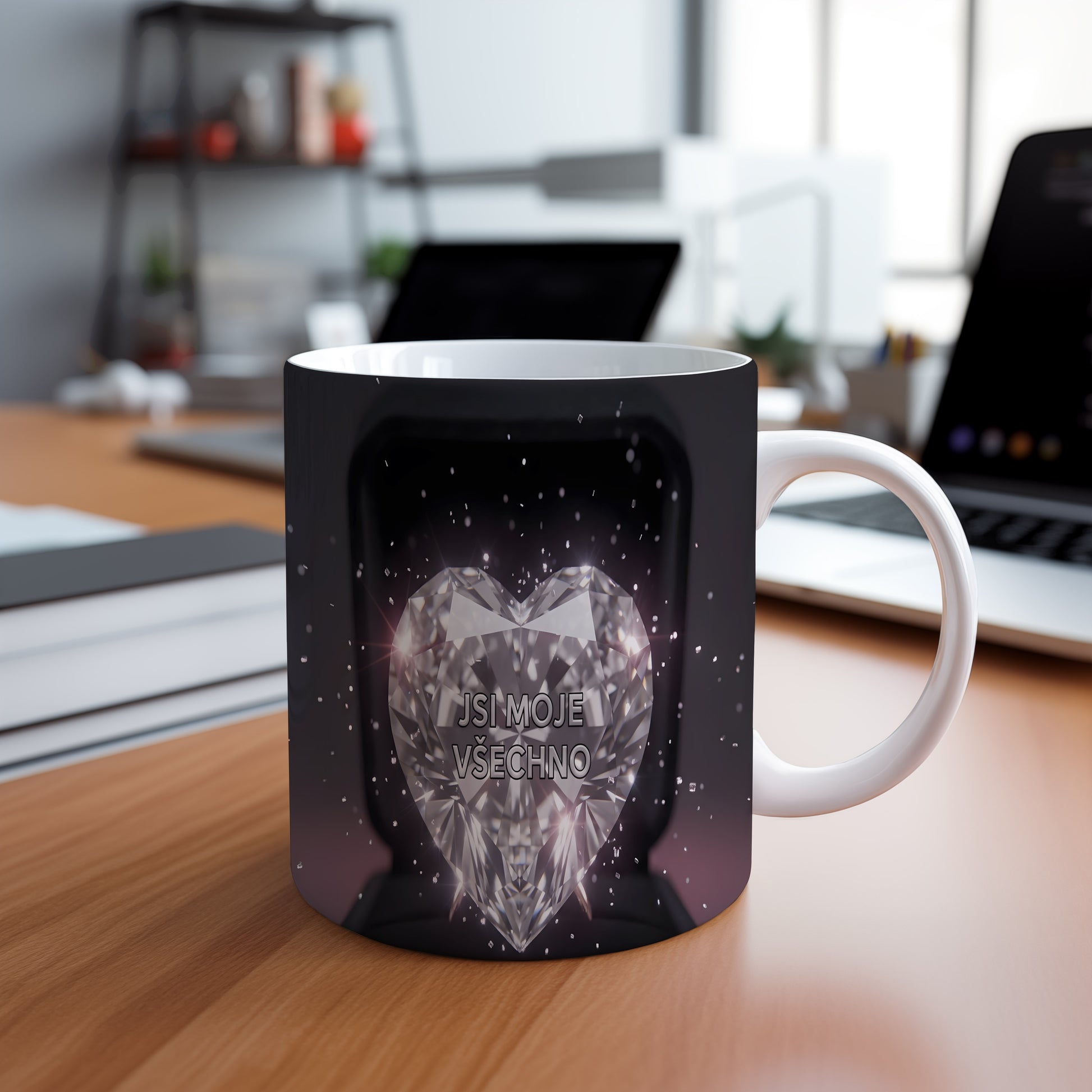 Hrnek s diamantovým srdcem a nápisem JSI MOJE VŠECHNO na černém pozadí.