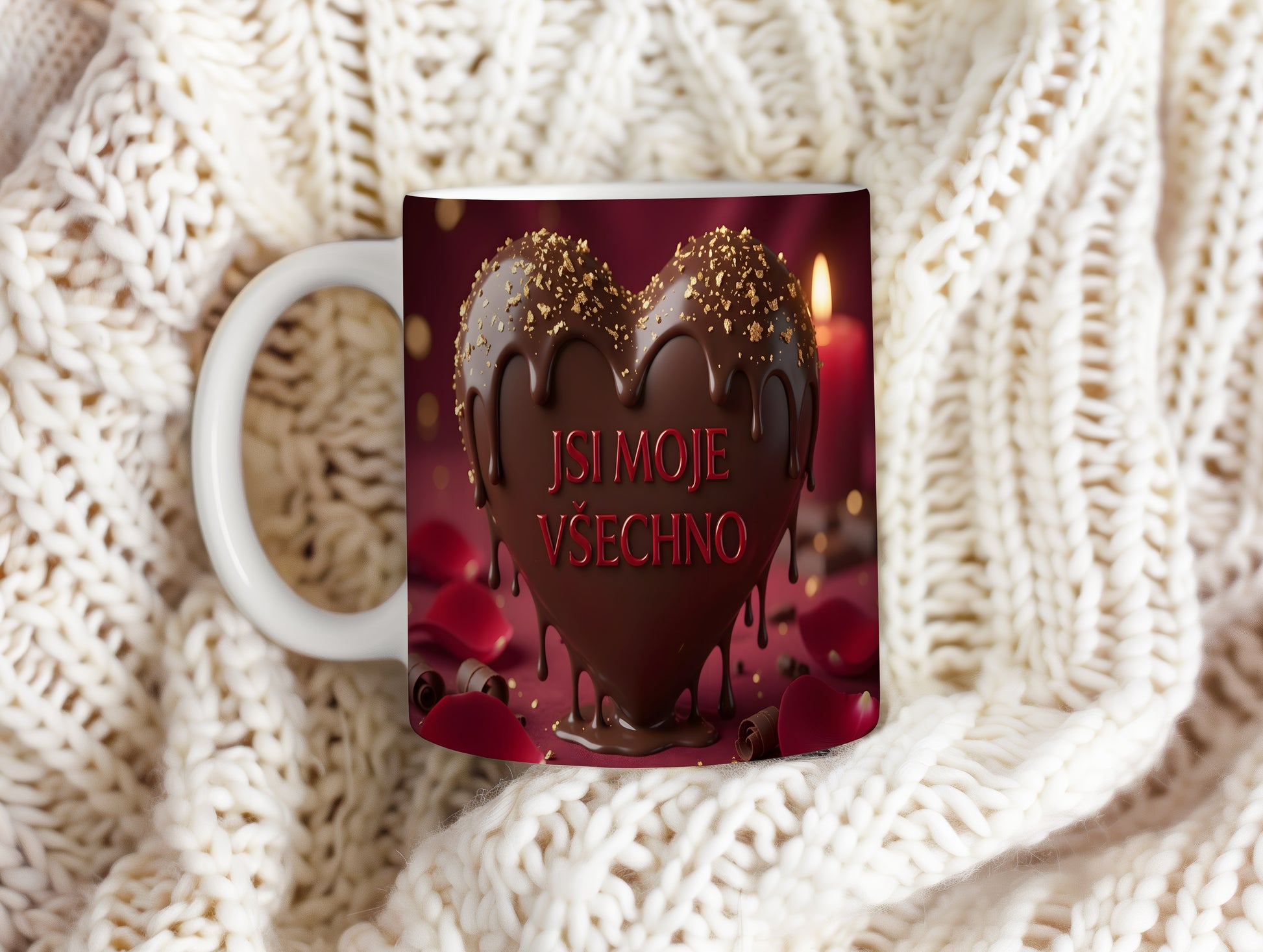 Hnědé srdce s čokoládovými kapkami a zlatými třpytkami na červeném pozadí.