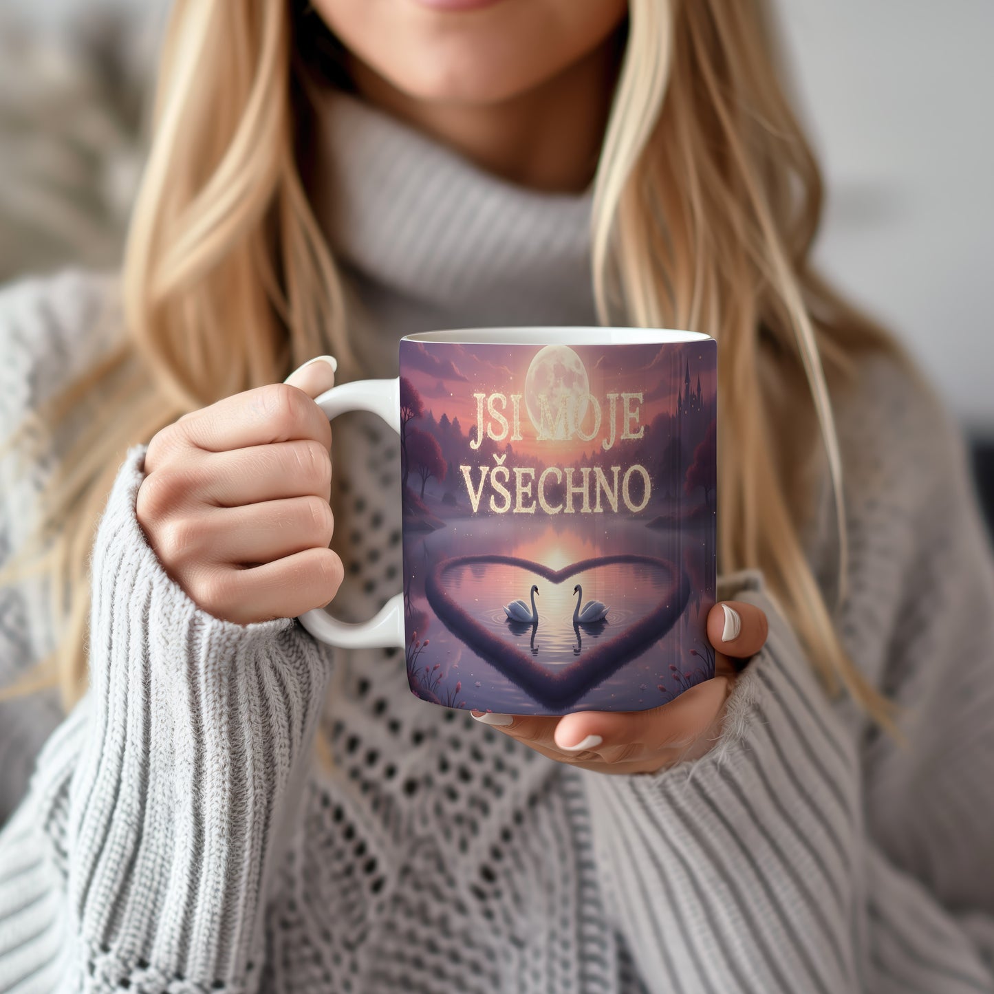 Hrnek s labutěmi a měsícem v pastelových barvách.