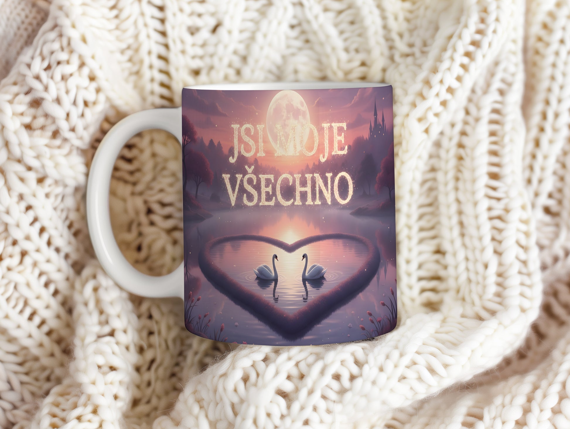 Hrnek s labutěmi a měsícem v pastelových barvách.