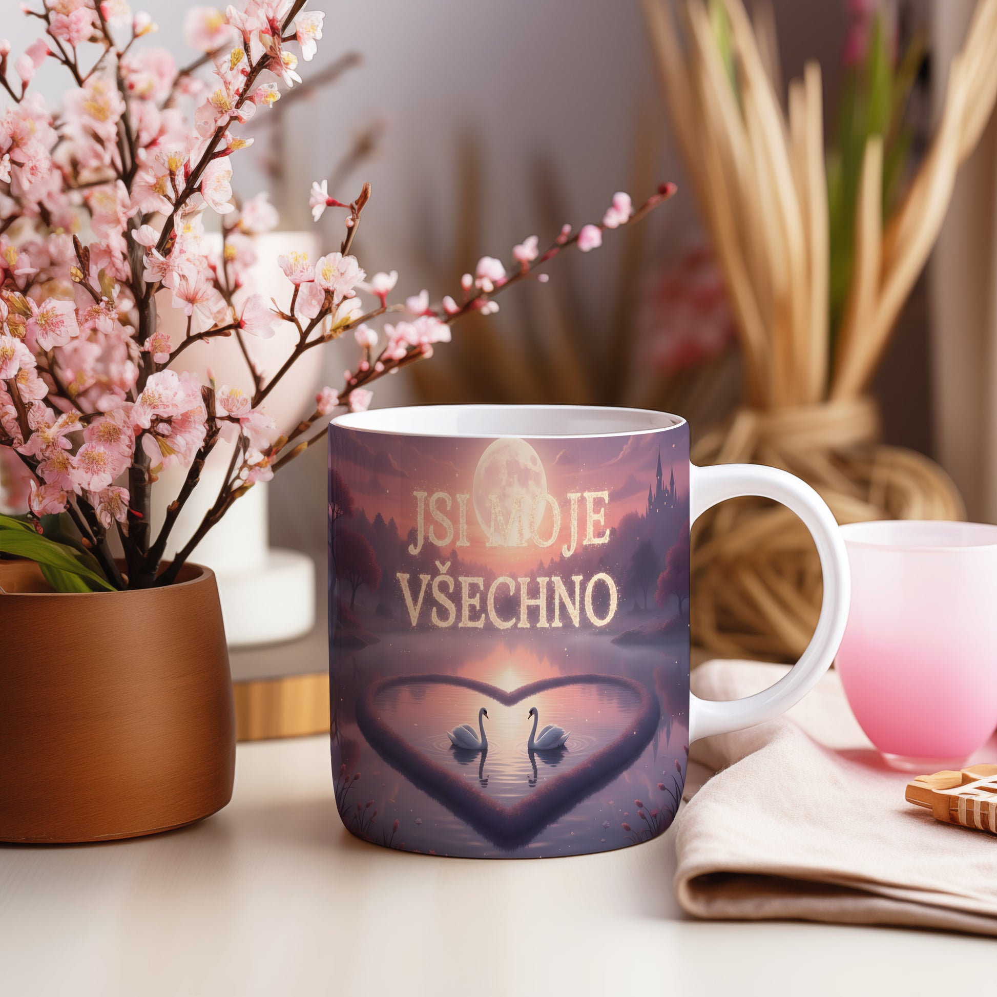 Hrnek s labutěmi a měsícem v pastelových barvách.