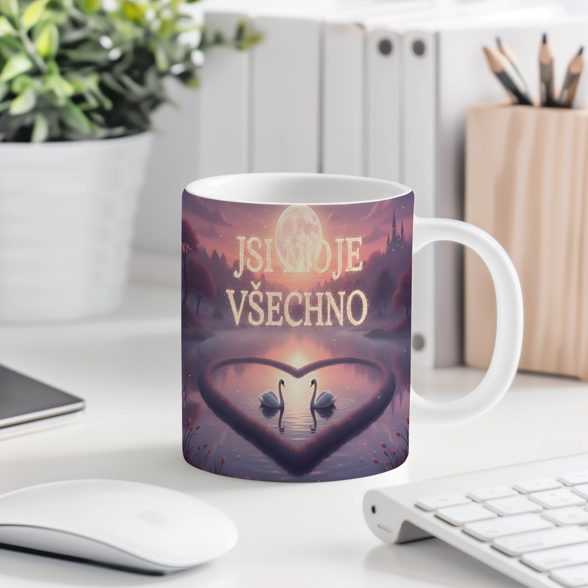 Hrnek s labutěmi a měsícem v pastelových barvách.