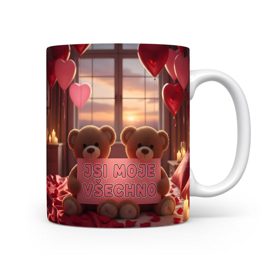 Romantický hrnek s medvídky a srdci na pozadí okna.