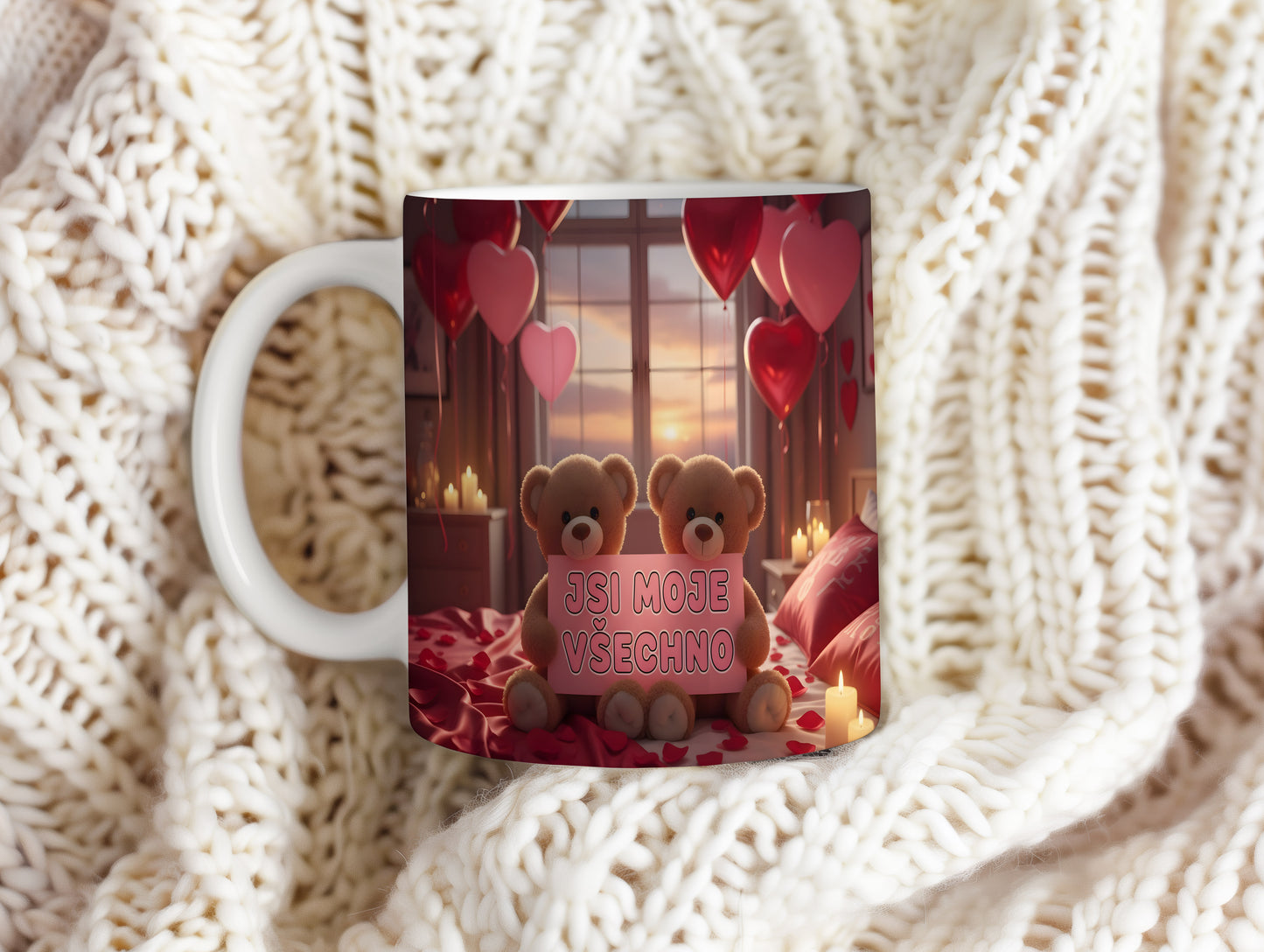 Romantický hrnek s medvídky a srdci na pozadí okna.