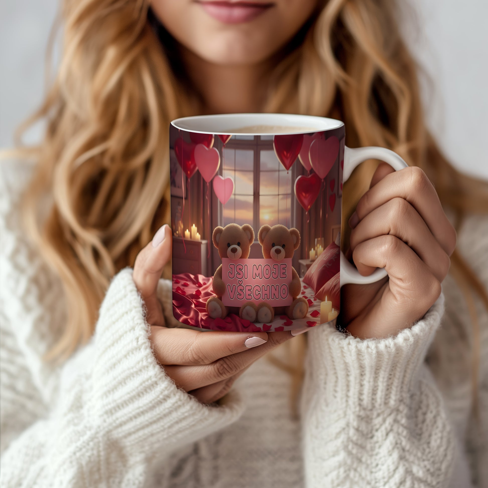 Romantický hrnek s medvídky a srdci na pozadí okna.