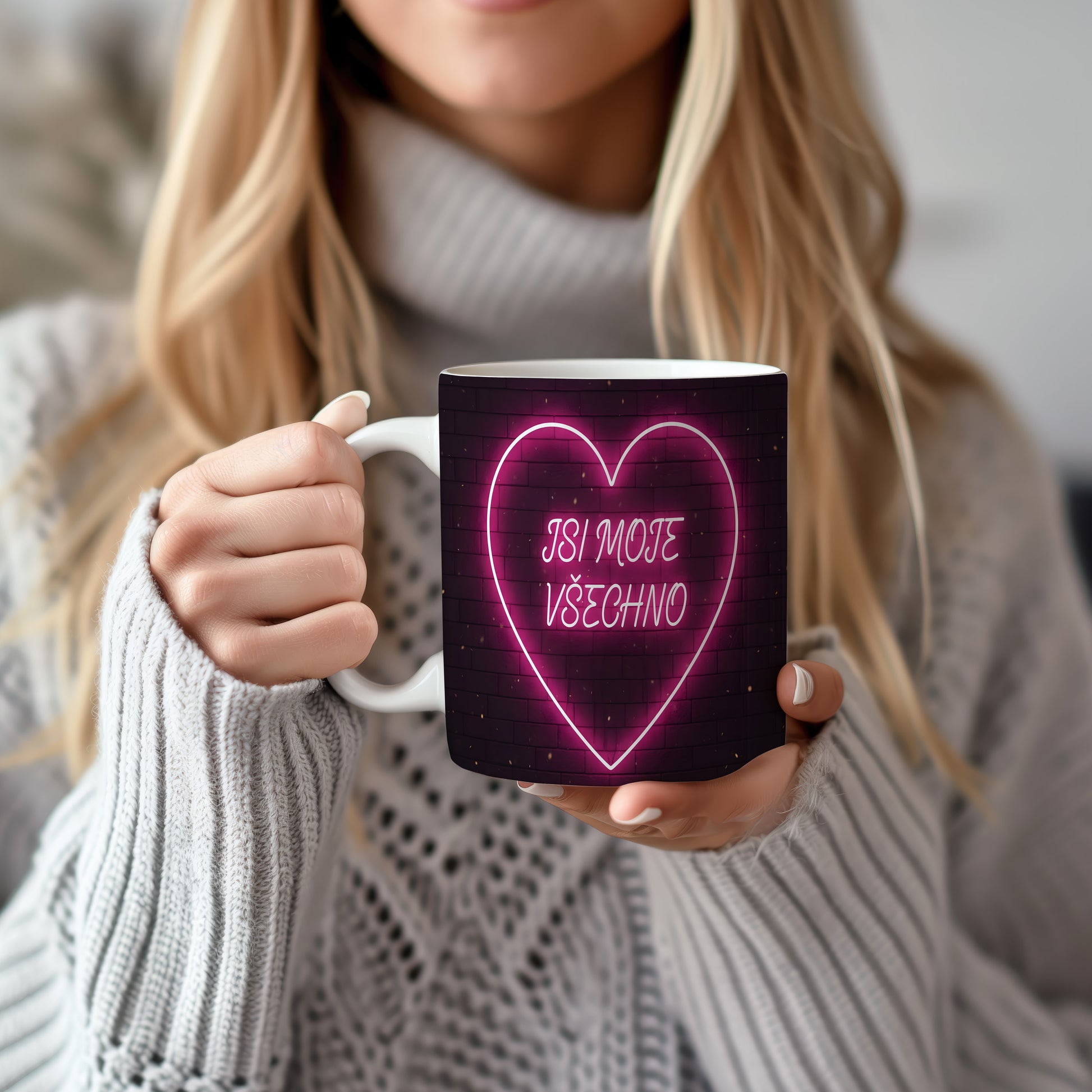 Růžový neonový nápis JSI MOJE VŠECHNO na černé cihlové zdi.