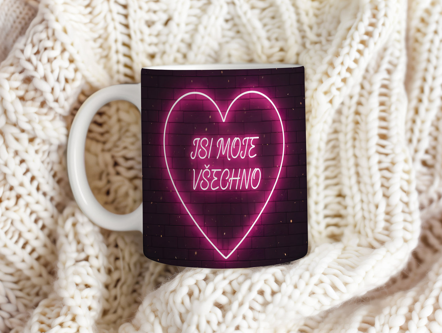 Růžový neonový nápis JSI MOJE VŠECHNO na černé cihlové zdi.