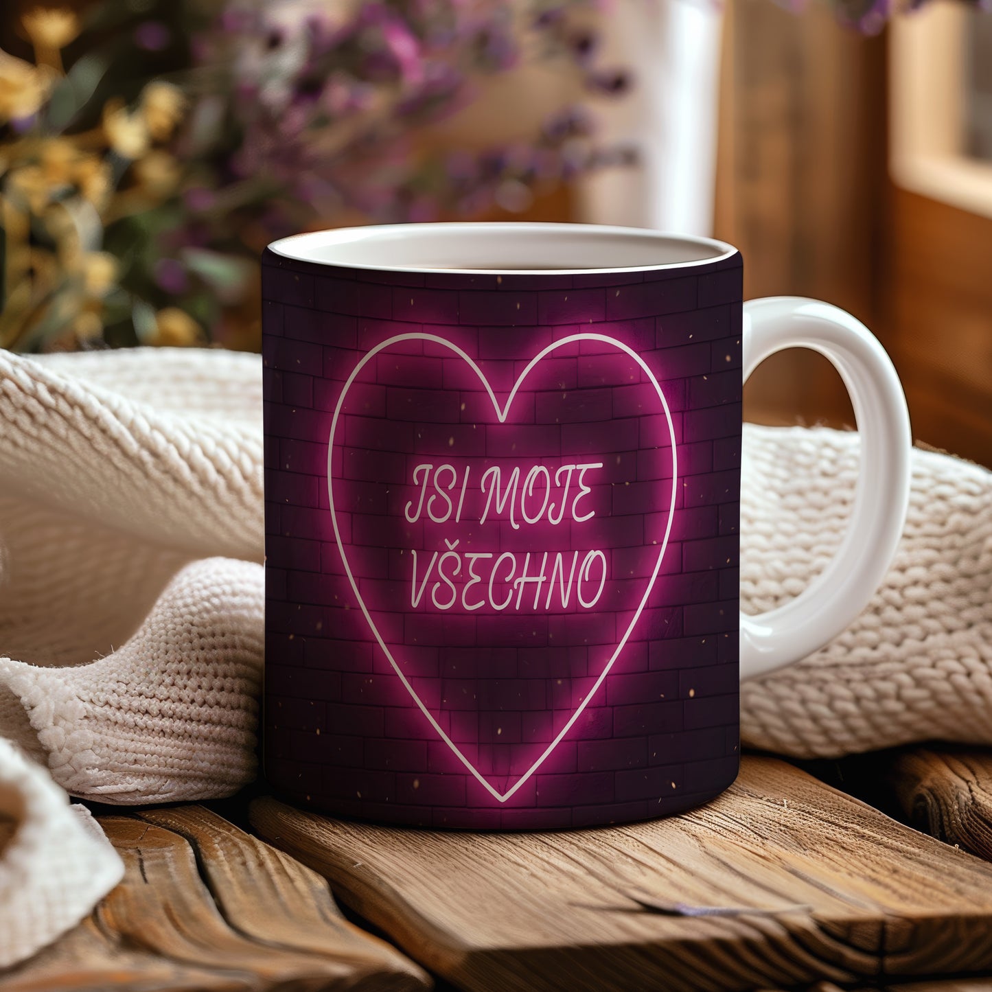 Růžový neonový nápis JSI MOJE VŠECHNO na černé cihlové zdi.