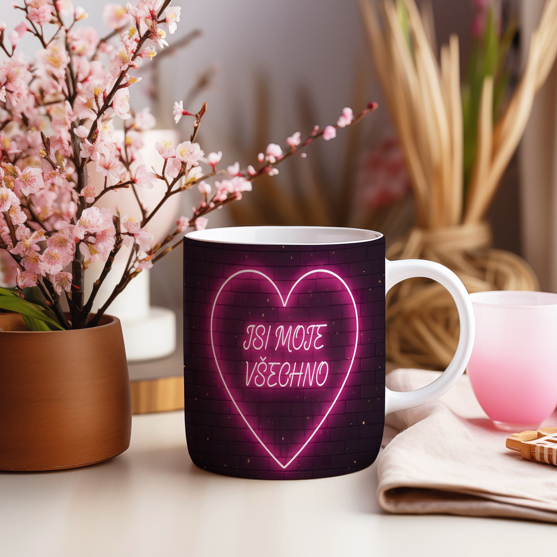 Růžový neonový nápis JSI MOJE VŠECHNO na černé cihlové zdi.