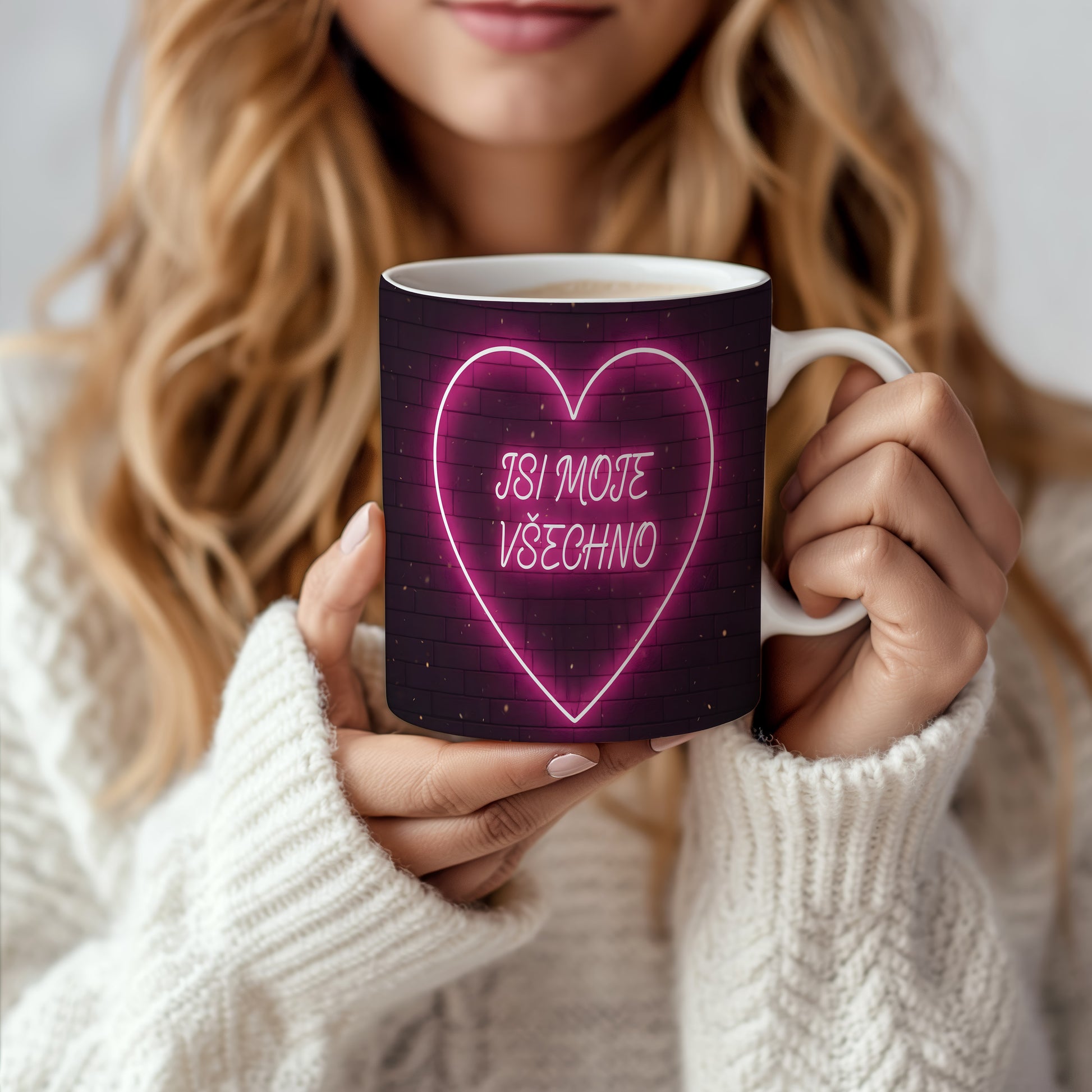 Růžový neonový nápis JSI MOJE VŠECHNO na černé cihlové zdi.