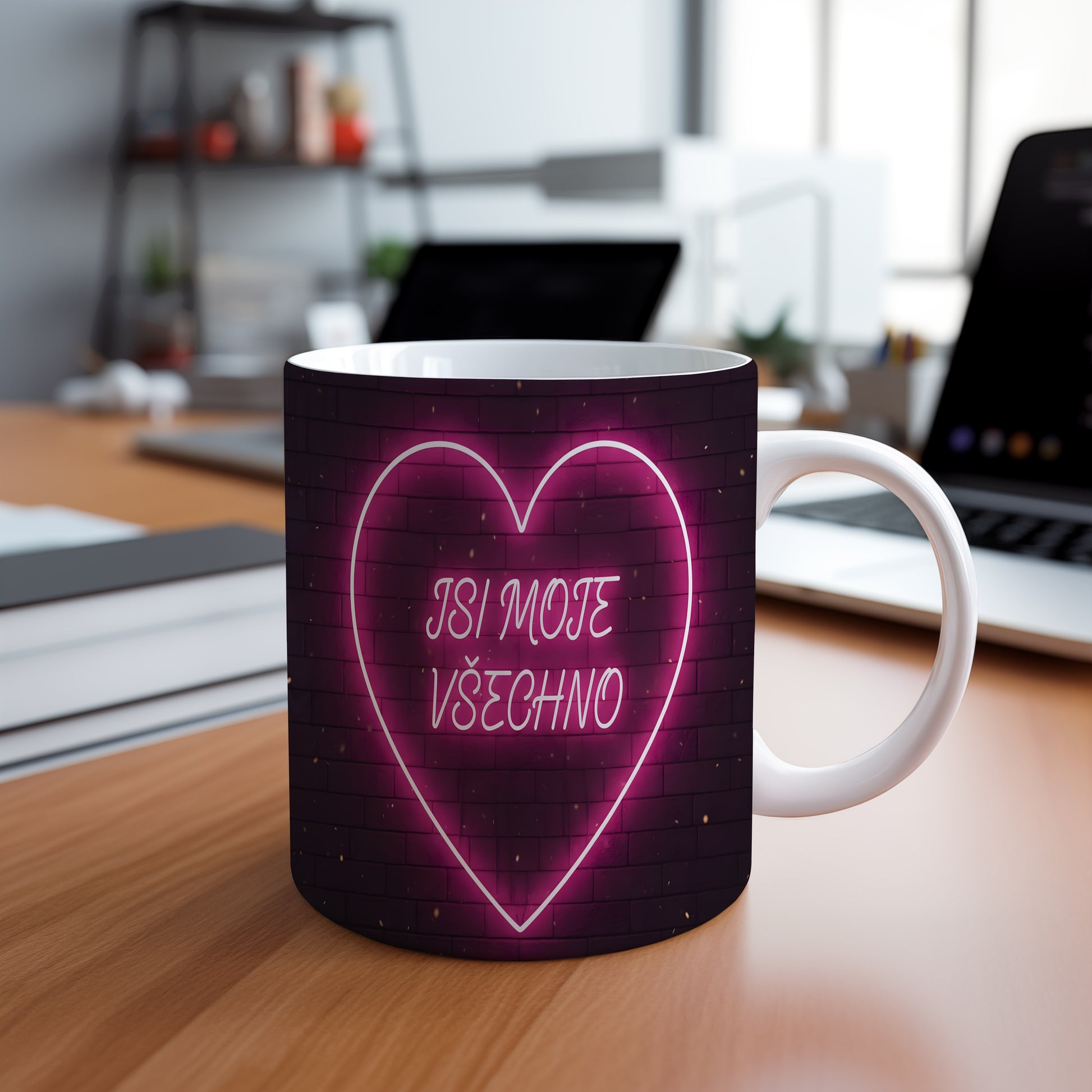 Růžový neonový nápis JSI MOJE VŠECHNO na černé cihlové zdi.