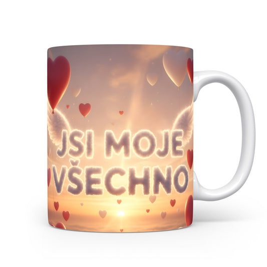 Hrnek s nápisem JSI MOJE VŠECHNO a motivem západu slunce.