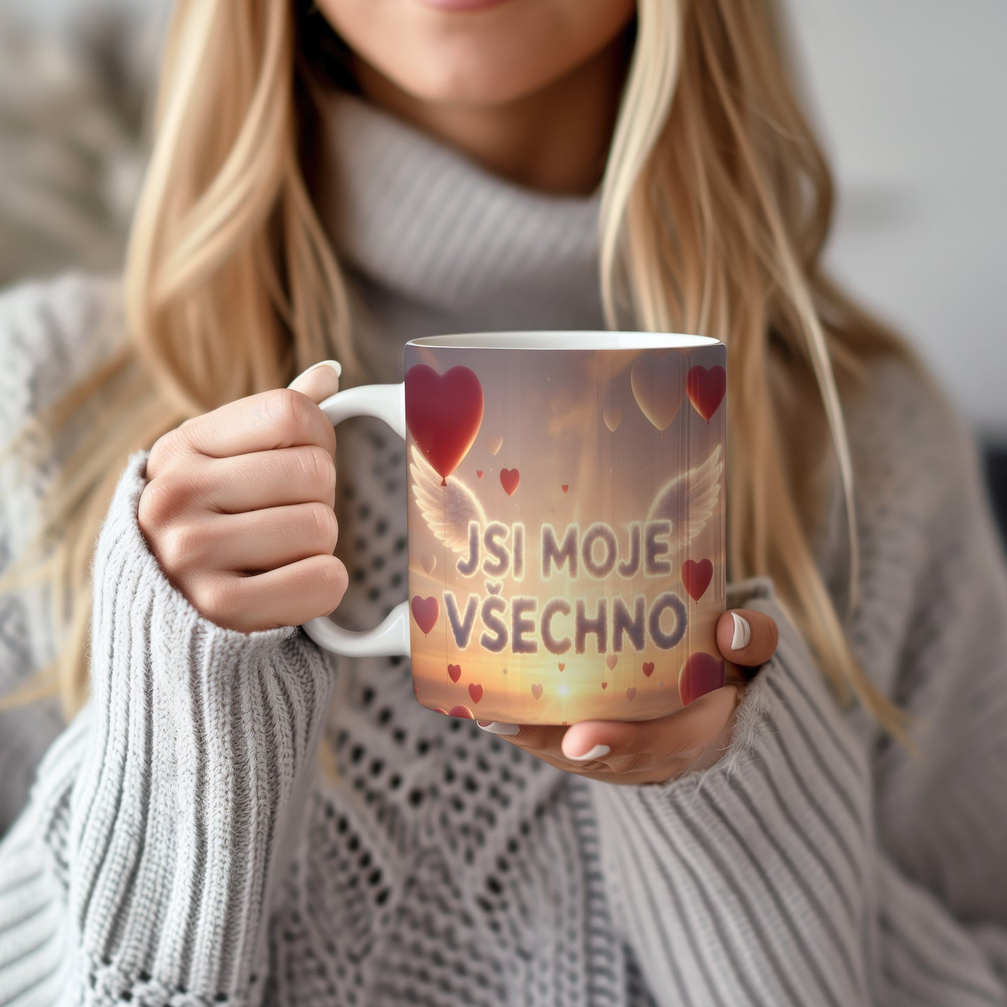 Hrnek s nápisem JSI MOJE VŠECHNO a motivem západu slunce.