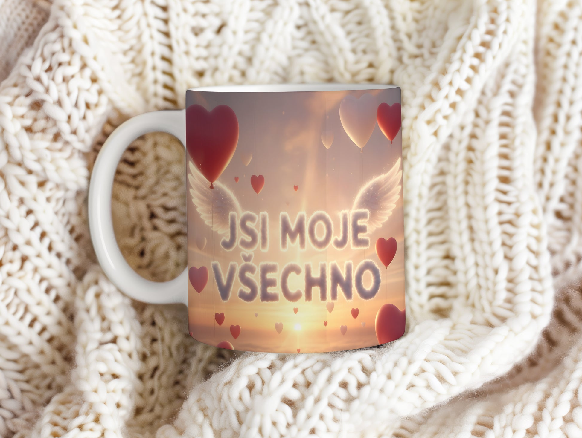 Hrnek s nápisem JSI MOJE VŠECHNO a motivem západu slunce.