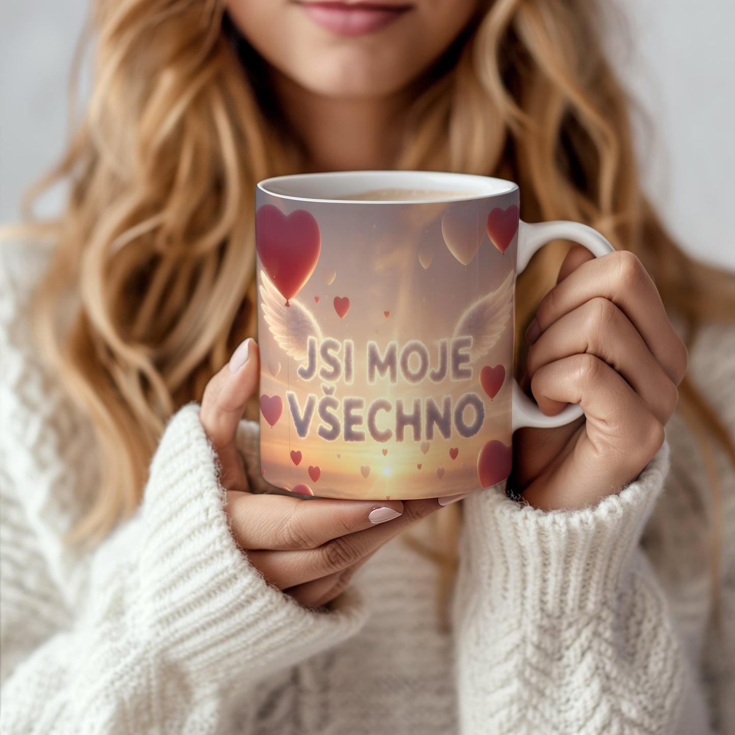 Hrnek s nápisem JSI MOJE VŠECHNO a motivem západu slunce.