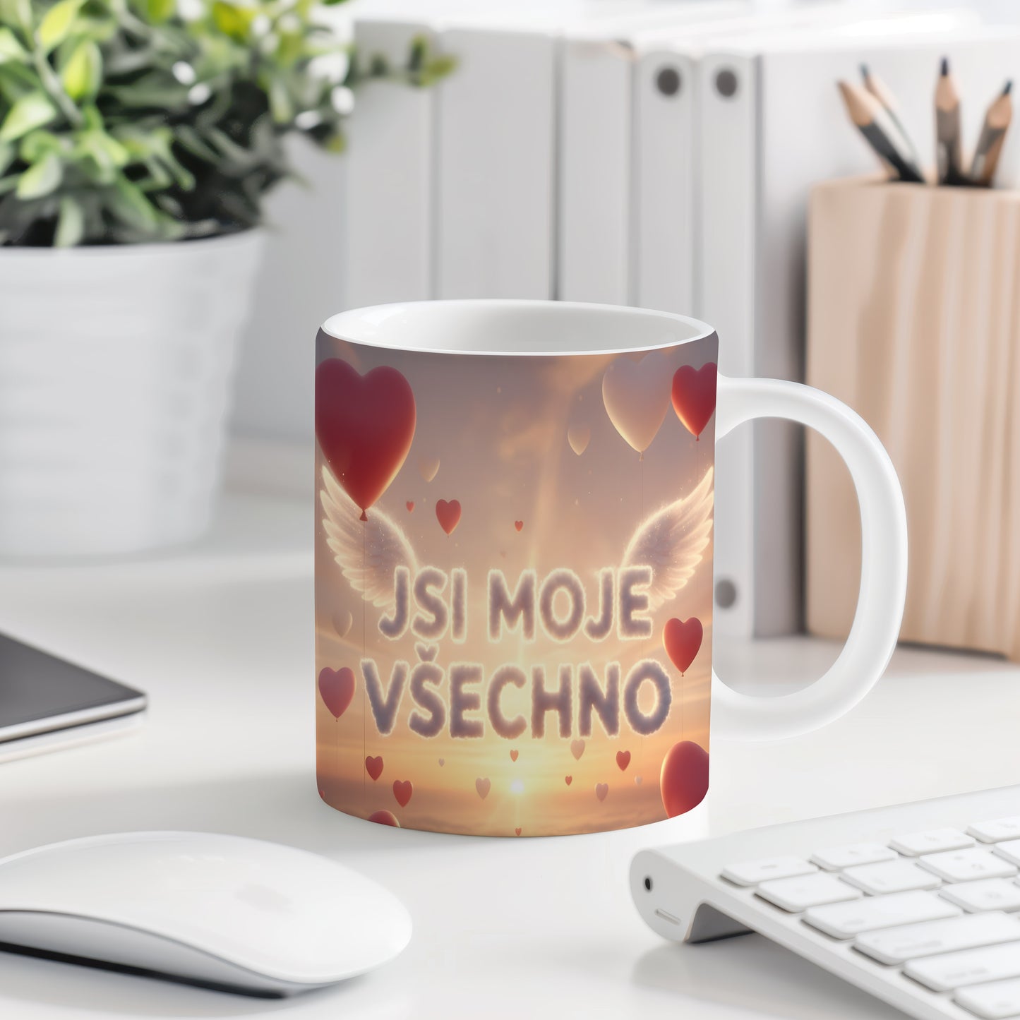 Hrnek s nápisem JSI MOJE VŠECHNO a motivem západu slunce.