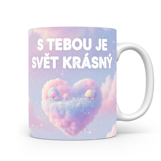 Hrnek s pastelovým obláčkovým motivem a nápisem S TEBOU JE SVĚT KRÁSNÝ.