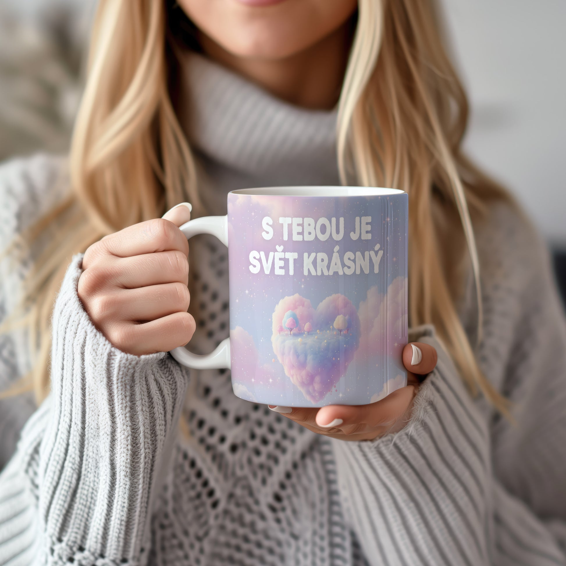 Hrnek s pastelovým obláčkovým motivem a nápisem S TEBOU JE SVĚT KRÁSNÝ.