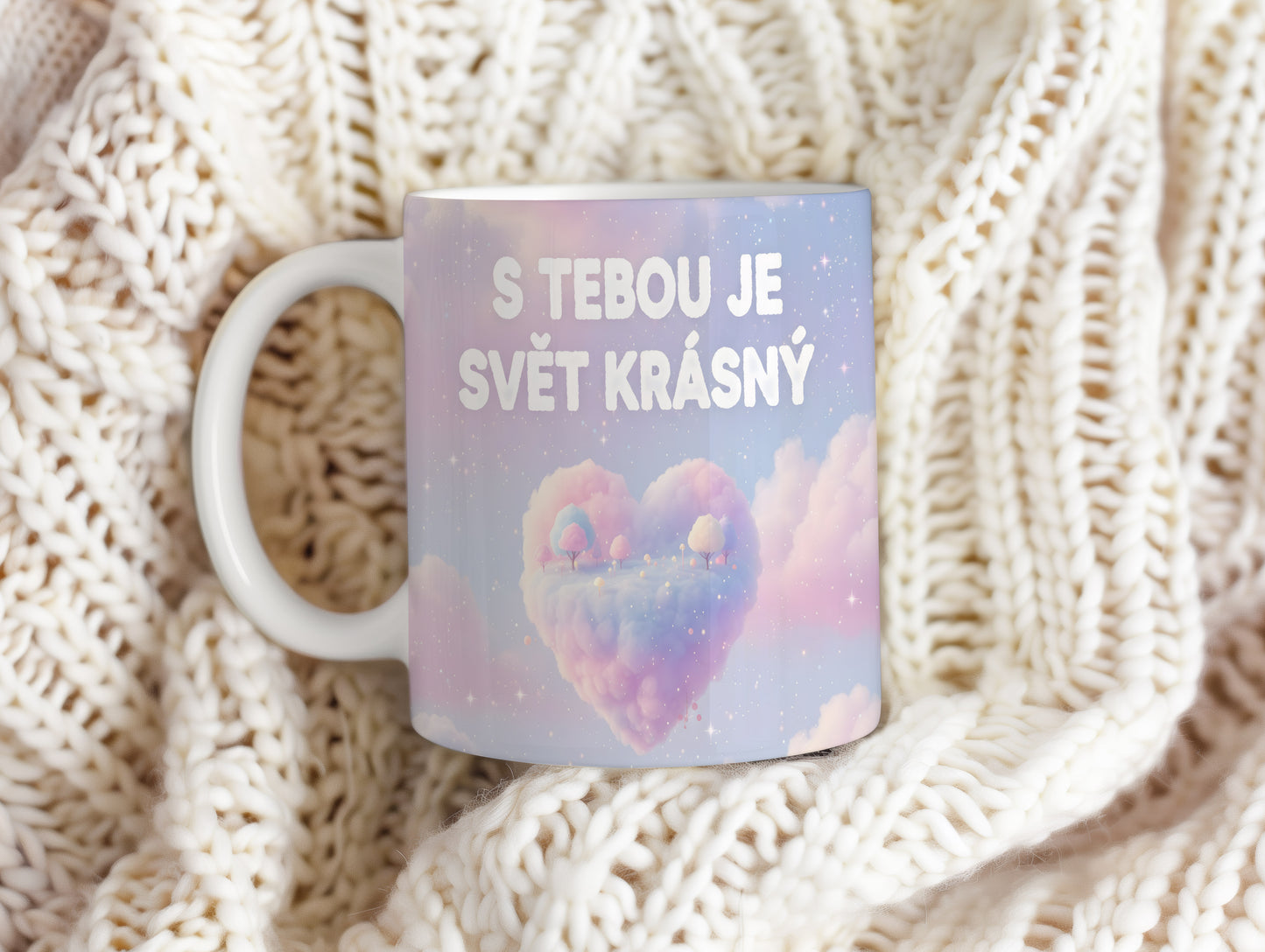 Hrnek s pastelovým obláčkovým motivem a nápisem S TEBOU JE SVĚT KRÁSNÝ.