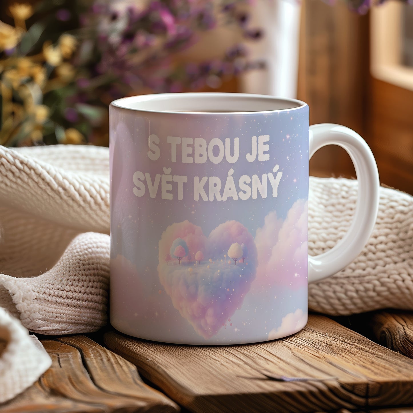 Hrnek s pastelovým obláčkovým motivem a nápisem S TEBOU JE SVĚT KRÁSNÝ.