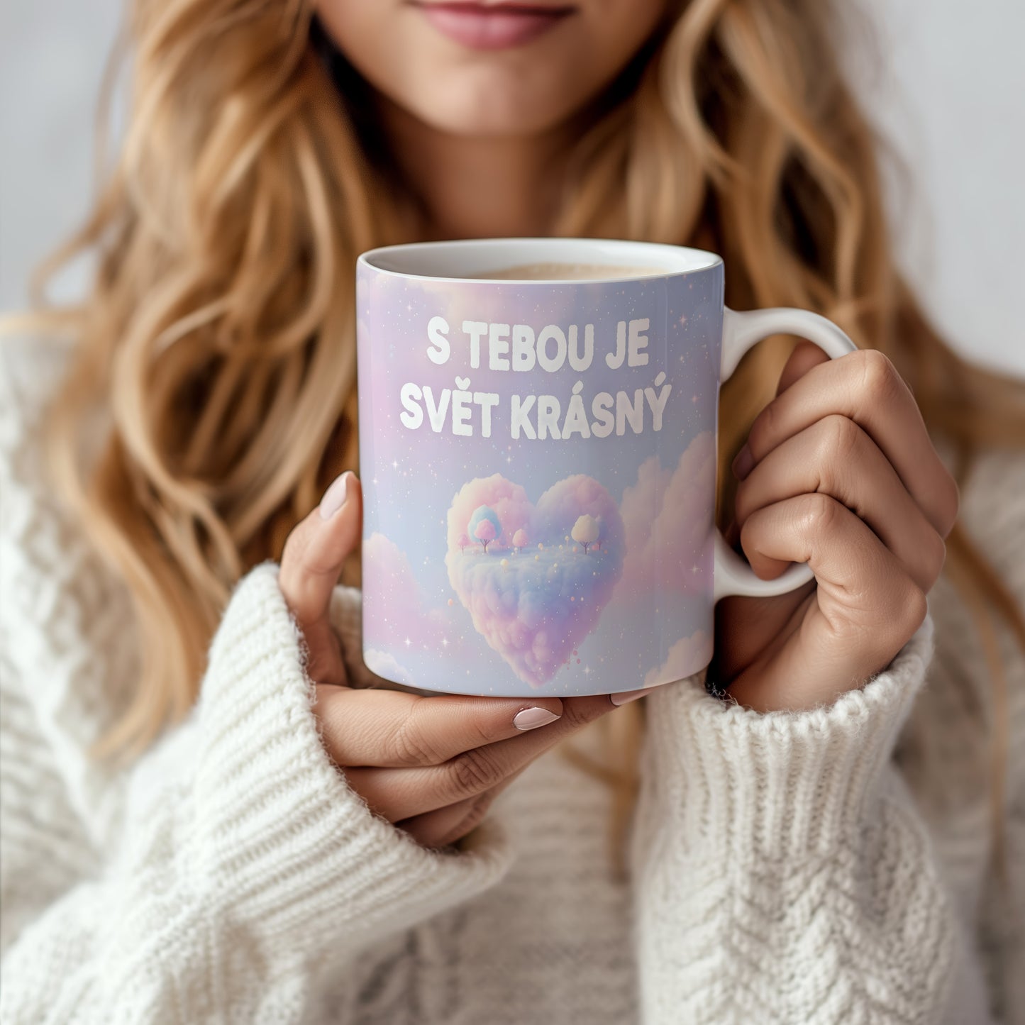 Hrnek s pastelovým obláčkovým motivem a nápisem S TEBOU JE SVĚT KRÁSNÝ.
