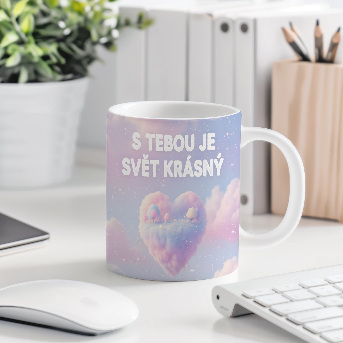 Hrnek s pastelovým obláčkovým motivem a nápisem S TEBOU JE SVĚT KRÁSNÝ.