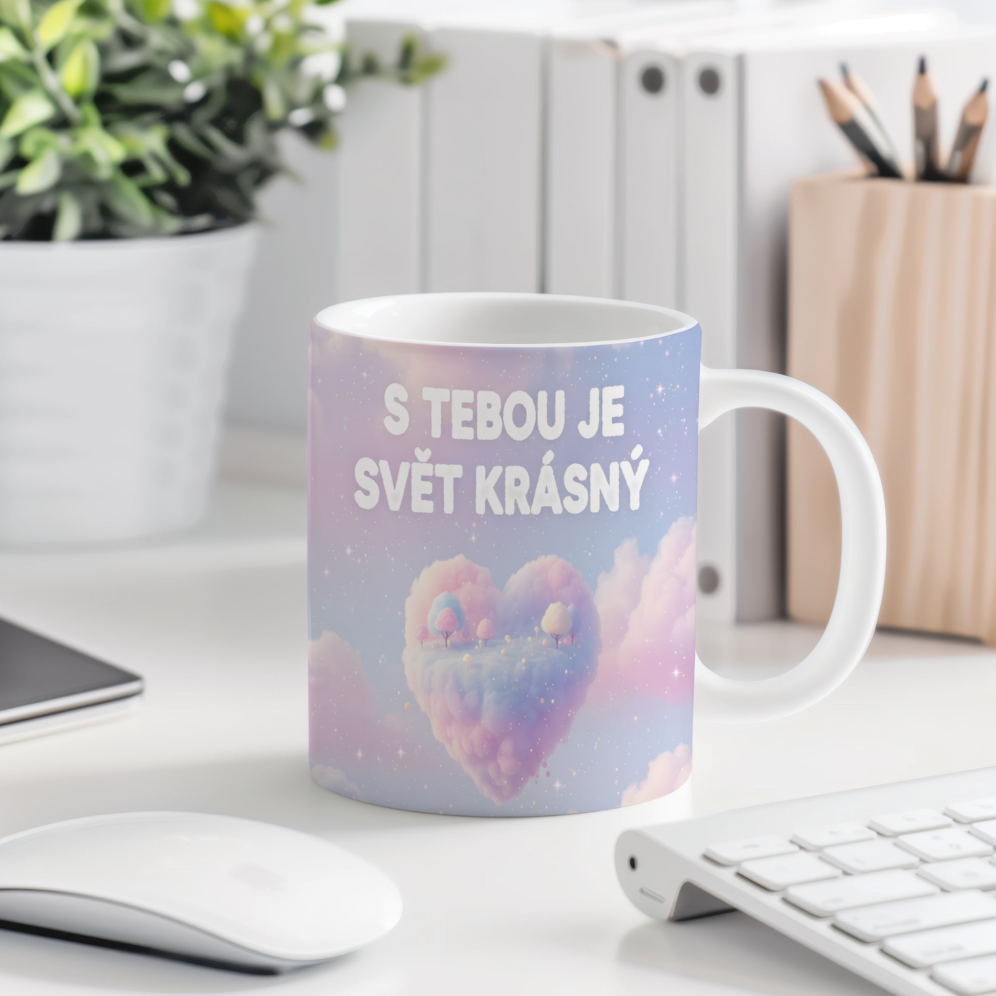 Hrnek s pastelovým obláčkovým motivem a nápisem S TEBOU JE SVĚT KRÁSNÝ.