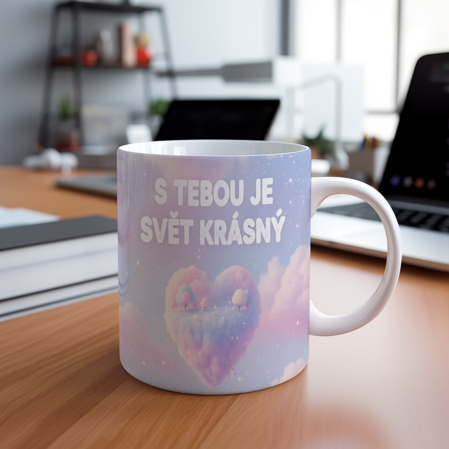 Hrnek s pastelovým obláčkovým motivem a nápisem S TEBOU JE SVĚT KRÁSNÝ.