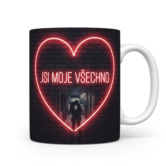 Černý hrnek s červeným srdcem a nápisem JSI MOJE VŠECHNO.