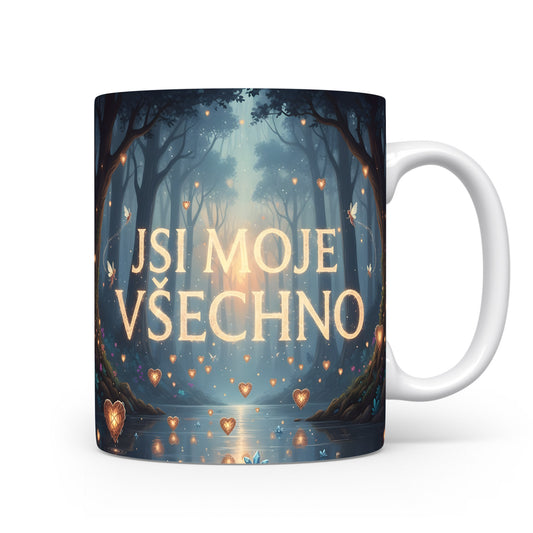 Hrnček s nápisem JSI MOJE VŠECHNO v pohádkové lesní krajině.