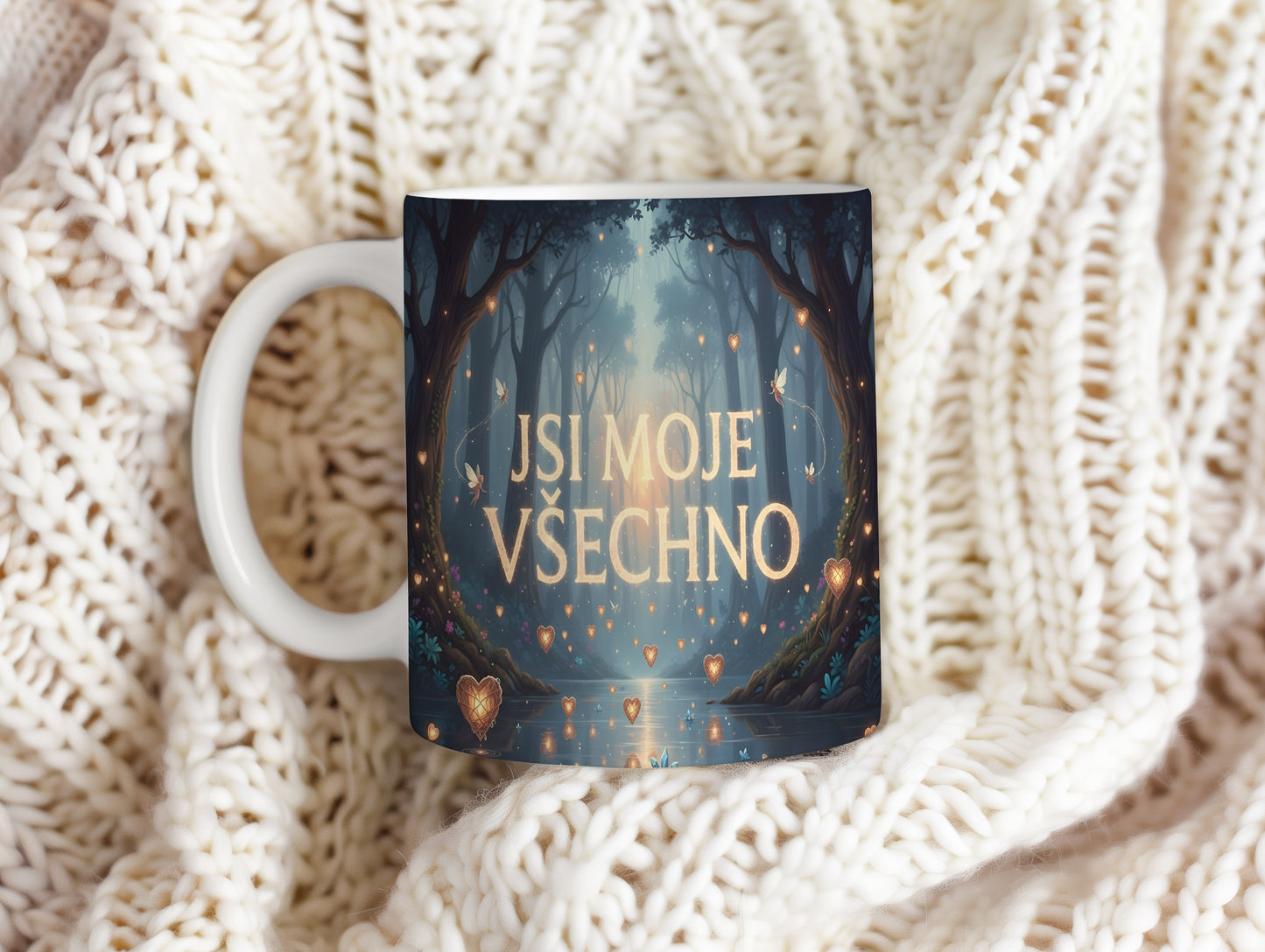 Hrnček s nápisem JSI MOJE VŠECHNO v pohádkové lesní krajině.