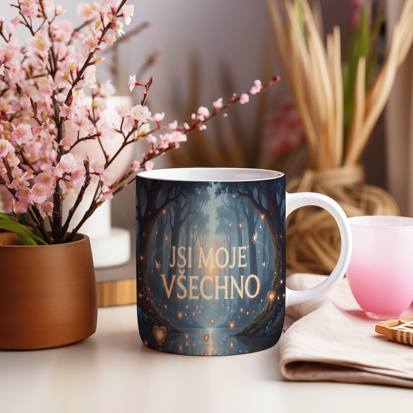 Hrnček s nápisem JSI MOJE VŠECHNO v pohádkové lesní krajině.